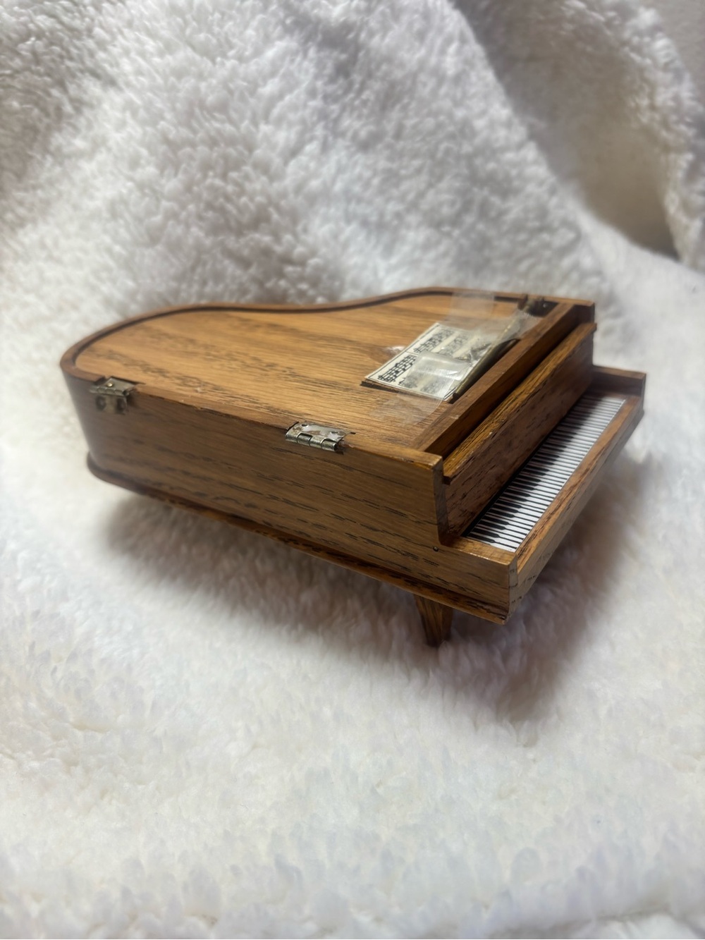 Willits designs baby grand piano playing “Michelle” melody.‎